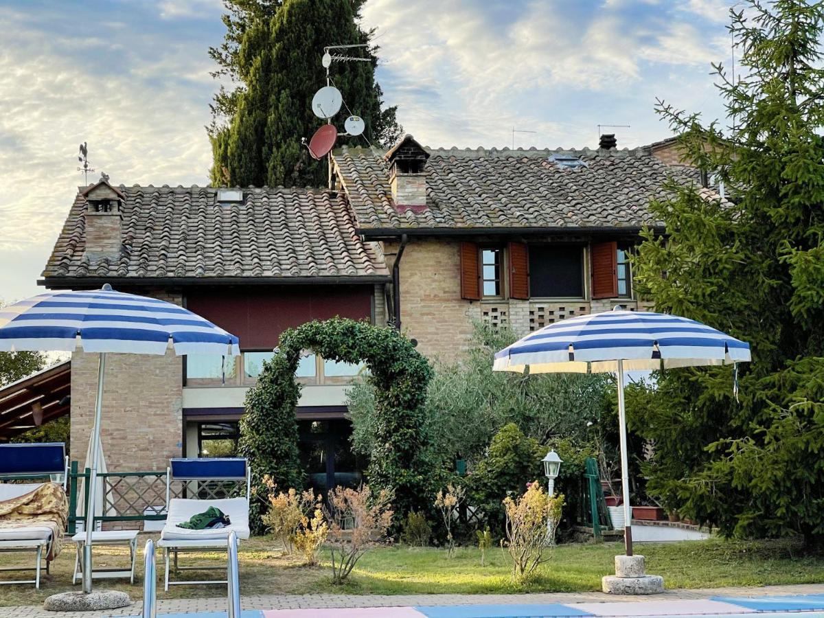 Con Piscina E Giardino A Apartment *