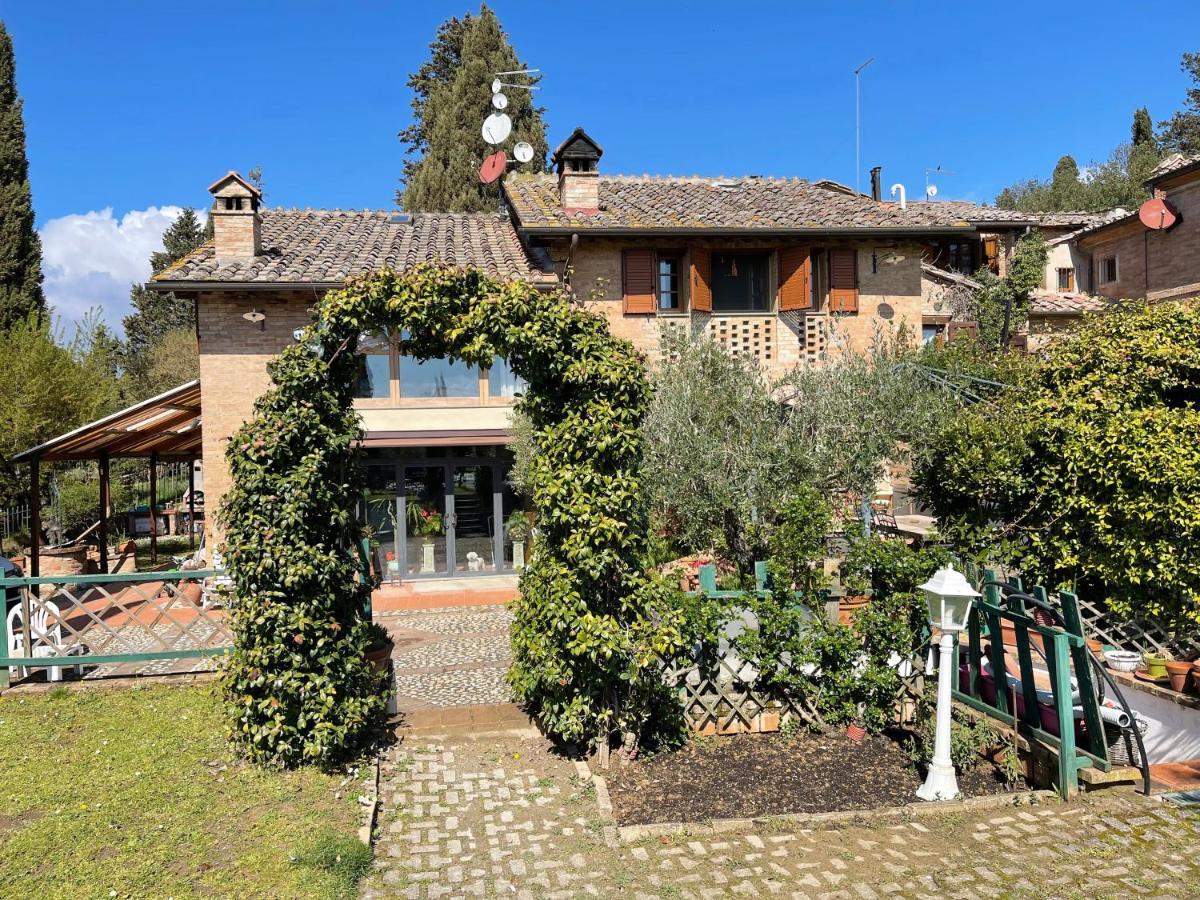 Con Piscina E Giardino A