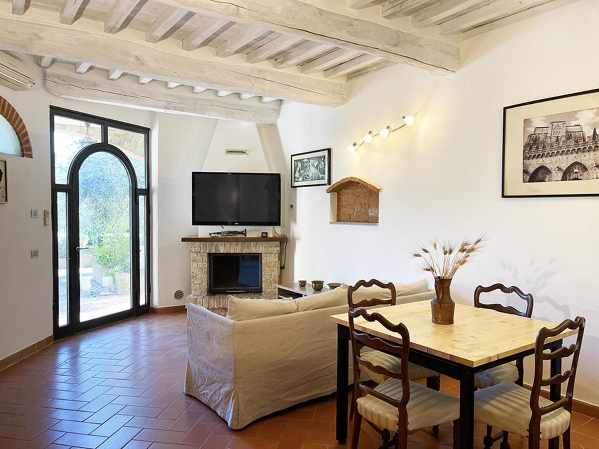 Con Piscina E Giardino A *