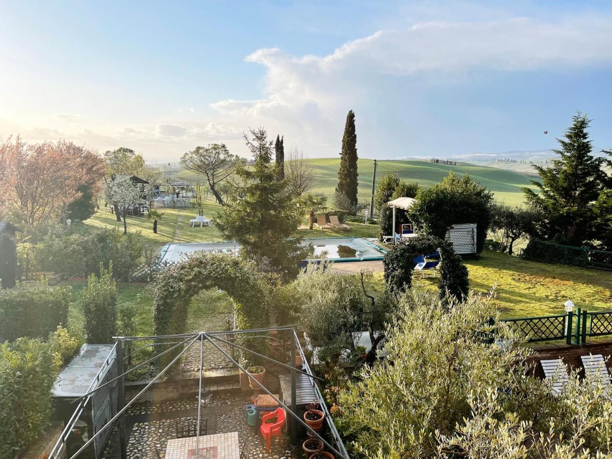 Con Piscina E Giardino A