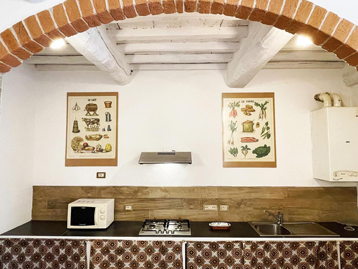 Con Piscina E Giardino A